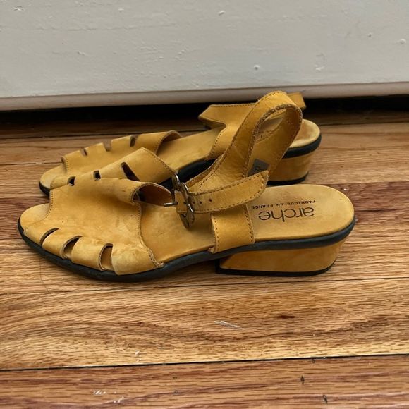 Arche Yellow Soft Suede Sandals with Flower Buckle Size 39 - Picture 2 of 8